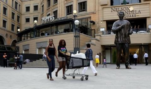 Shoppers push trolleys at an upmarket shopping mall in Sandton, Johannesburg, September 23, 2015. PHOTO BY REUTERS/Mike Hutchings