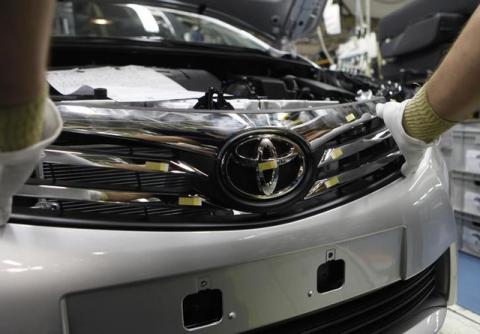 An employee works at an assembly line at the Toyota manufacturing plant in Sakarya, October 10, 2013. PHOTO BY REUTERS/Osman Orsal