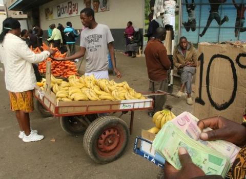 A street fruit vendor counts his bond notes in Harare, Zimbabwe, August 2, 2017. PHOTO BY REUTERS/Philimon Bulawayo