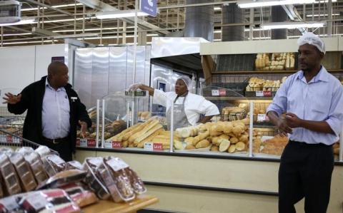 Workers are seen at a South African retailer in Johannesburg, South Africa, April 19,2018. PHOTO BY REUTERS/Siphiwe Sibeko