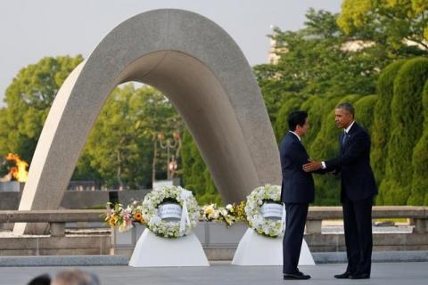 U.S. President Barack Obama (R) puts his arm around Japanese Prime Minister Shinzo Abe after they laid wreaths in front of a cenotaph at Hiroshima Peace Memorial Park in Hiroshima, Japan, May 27, 2016. PHOTO BY REUTERS/Carlos Barria