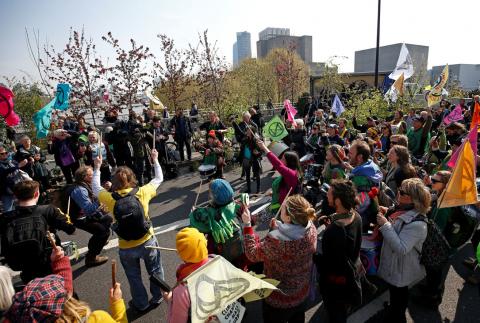 Climate change activists demonstrate on Waterloo Bridge during an Extinction Rebellion protest in London, Britain, April 15, 2019. PHOTO BY REUTERS/Henry Nicholls