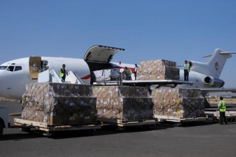 Workers unload aid shipment from a plane at the Sanaa airport, Yemen, November 25, 2017. PHOTO BY REUTERS/Stringer