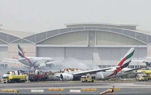 An Emirates Airline flight is seen after it crash-landed at Dubai International Airport, the UAE, August 3, 2016. PHOTO BY REUTERS/Stringer