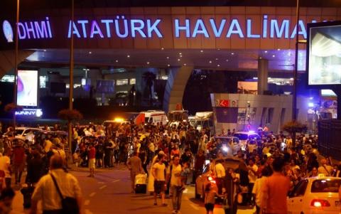 People leave Turkey's largest airport, Istanbul Ataturk, Turkey, following a blast, June 28, 2016. PHOTO BY REUTERS/Osman Orsal