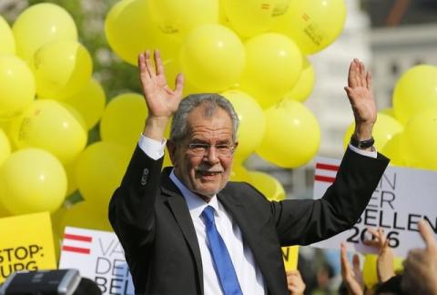 Alexander Van der Bellen, a former leader of the leftist Greens party now running as an independent, waves to supporters as he arrives for his final election rally ahead of Austrian presidential election in Vienna, Austria, May 20, 2016. PHOTO BY REUTERS/Heinz-Peter Bader