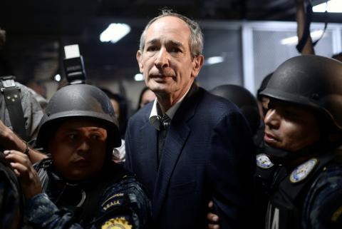 Former Guatemalan President Alvaro Colom arrives to court escorted by policemen after being detained as part of a local corruption investigation, in Guatemala City, Guatemala, February 13, 2018. PHOTO YBREUTERS/Fabricio Alonzo