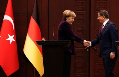 German Chancellor Angela Merkel (L) shakes hands withTurkish Prime Minister Ahmet Davutoglu during a joint news conference in Ankara, Turkey, February 8, 2016. PHOTO BY REUTERS/Umit Bektas