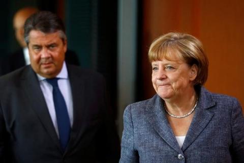 German Economy Minister Sigmar Gabriel and German Chancellor Angela Merkel (R) attend the cabinet meeting at the Chancellery in Berlin, Germany, August 17, 2016. PHOTO BY REUTERS/Axel Schmidt