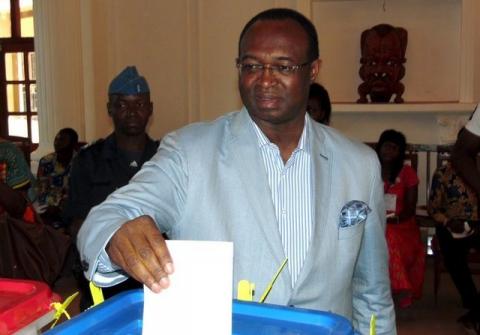 Central African Republic presidential candidate Anicet-Georges Dologuele casts his ballot at a polling centre during the presidential election in Bangui, the capital of Central African Republic, December 30, 2015. PHOTO BY REUTERS/Media Coulibaly