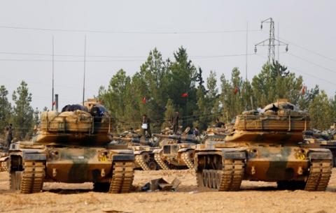 Turkish army tanks and military personnel are stationed in Karkamis on the Turkish-Syrian border in the southeastern Gaziantep province, Turkey, August 25, 2016. PHOTO BY REUTERS/Umit Bektas