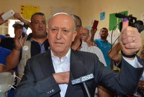 Sunni politician Ashraf Rifi shows his ink-stained finger after casting his ballot at a polling station during Tripoli's municipal elections, Lebanon, May 29, 2016. PHOTO BY REUTERS/Stringer