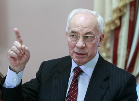 Ukraine's Prime Minister Mykola Azarov gestures during a meeting with foreign journalists in Kiev in this November 26, 2013 file photo