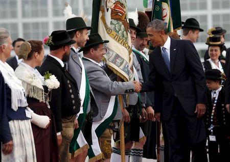 U.S. President Barack Obama is welcomed by well-wishers dressed in Bavarian attire upon his arrival in Munich in Germany, June 7, 2015. PHOTO BY REUTERS/Kevin Lamarque
