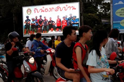 A board showing "Welcome home, boys", is seen after rescue effort has begun for the 12 schoolboys and their soccer coach trapped in Tham Luang cave, in Chiang Rai, Thailand, July 9, 2018. PHOTO BY REUTERS/Tyrone Siu