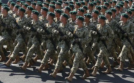 Border guards march during Ukraine's Independence Day military parade in the centre of Kiev, Ukraine, August 24, 2015. PHOTO BY REUTERS/Gleb Garanich