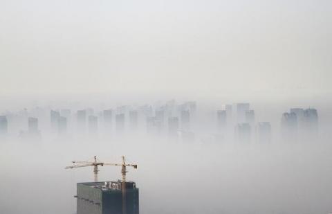 A building under construction is seen amidst smog on a polluted day in Shenyang, Liaoning province, November 21, 2014. PHOTO BY REUTERS/Jacky Chen