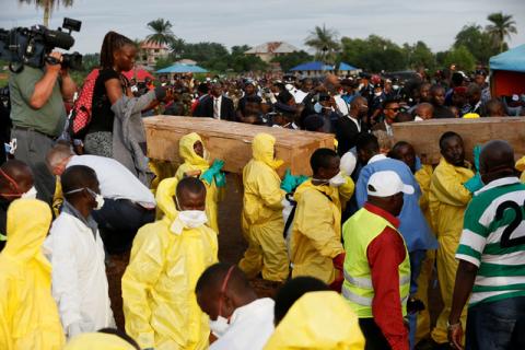 Health workers carry the remains of victims of the mudslide for burial at the Paloko cemetery, in Waterloo, Sierra Leone, August 17, 2017. PHOTO BY REUTERS/Afolabi Sotunde