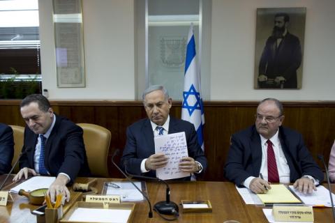 Israeli Prime Minister Benjamin Netanyahu (C) attends the weekly cabinet meeting in Jerusalem, March 27, 2016. PHOTO BY REUTERS/Abir Sultan