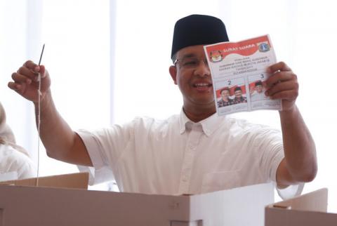 Candidate Anies Baswedan casts his vote in the Jakarta governor election in South Jakarta, Indonesia April 19, 2017. PHOTO BY REUTERS/Beawiharta