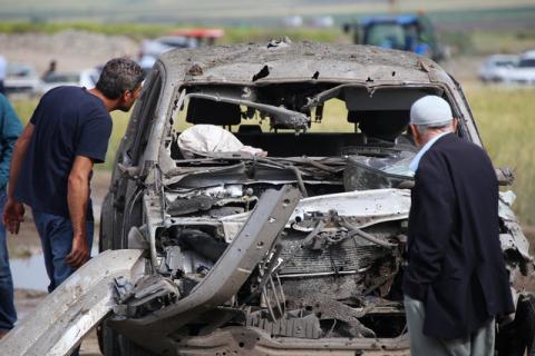 People look at a damaged car at the site of last night's explosion near the Kurdish-dominated southeastern city of Diyarbakir, Turkey, May 13, 2016. PHOTO BY REUTERS/Sertac Kayar