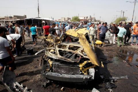 People gather at the site of a car bomb attack in Baghdad's mainly Shi'ite district of Sadr City, Iraq, May 17, 2016. PHOTO BY REUTERS/Khalid al Mousily