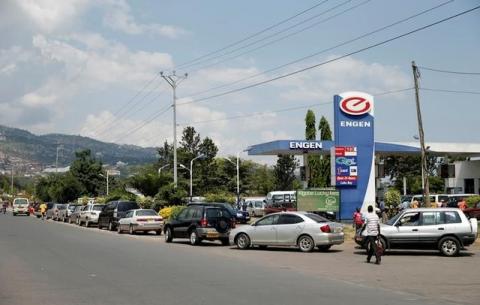Drivers queue for fuel near a petrol station along the 28 Novembre boulevard in Bujumbura, Burundi, May 30, 2017. PHOTO BY REUTERS/Evard Ngendakumana