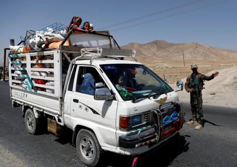 An Afghan National Army (ANA) soldier keeps watch at a checkpoint on the Ghazni highway, while a family is traveling in Maidan Shar, the capital of Wardak province, Afghanistan, August 12, 2018. PHOTO BY REUTERS/Mohammad Ismail