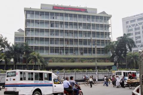 Commuters pass by the front of the Bangladesh central bank building in Dhaka, March 8, 2016. PHOTO BY REUTERS/Ashikur Rahman