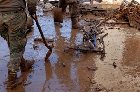 Rescue workers clear debris after heavy rain and flash floods hit Sant Llorenc de Cardassar on the island of Mallorca, Spain, October 11, 2018. PHOTO BY REUTERS/Enrique Calvo