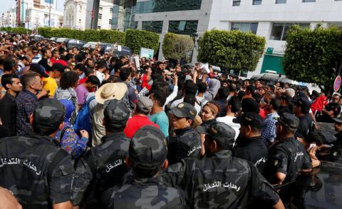Tunisians demonstrating in support of the protesters of El Kamour oilfield, near the town of Tatouine, clash with riot police officers on Habib Bourguiba Avenue in Tunis, Tunisia, May 22, 2017. PHOTO BY REUTERS/Zoubeir Souissi