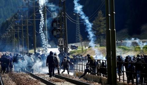 Demonstrators take part in a protest against a plan to restrict access through the Brenner Pass between Italy and Austria, in Brenner, Italy, May 7, 2016. PHOTO BY REUTERS/Dominic Ebenbichler
