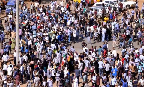 Sudanese demonstrators eject a teargas canister lobbed to disperse them as they march along the street during anti-government protests in Khartoum, Sudan, December 25, 2018. PHOTO BY REUTERS/Mohamed Nureldin Abdallah