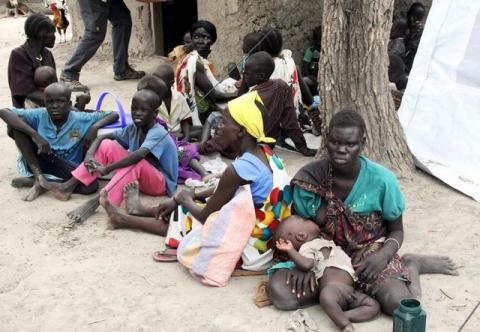 Residents displaced due to the fighting between government and rebel forces in the Upper Nile capital Malakal wait at a World Food Program (WFP) outpost where thousands have taken shelter in Kuernyang Payam, South Sudan May 2, 2015. PHOTO BY REUTERS/Denis Dumo