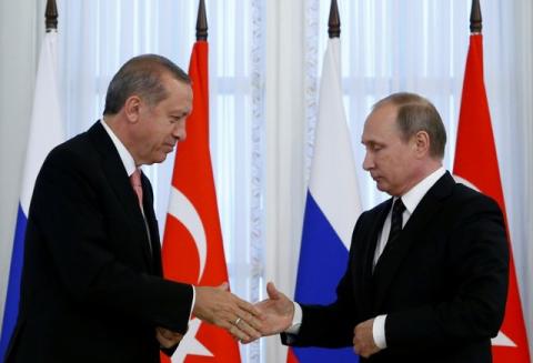Russian President Vladimir Putin shakes hands with Turkish President Tayyip Erdogan during a news conference following their meeting in St. Petersburg, Russia, August 9, 2016. PHOTO BY REUTERS/Sergei Karpukhin