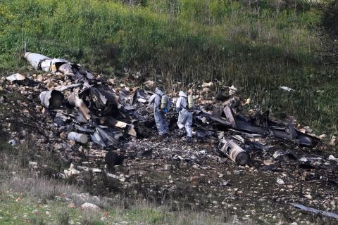 Israeli security forces examine the remains of an F-16 Israeli war plane near the Israeli village of Harduf, Israel, February 10, 2018. PHOTO BY REUTERS/Ronen Zvulun