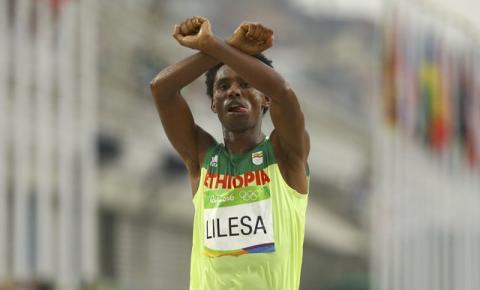 Feyisa Lilesa (ETH) of Ethiopia celebrates in the Final Men's Marathon ib Rio de Janeiro, Brazil, August, 21, 2016. PHOTO BY REUTERS/Athit Perawongmetha