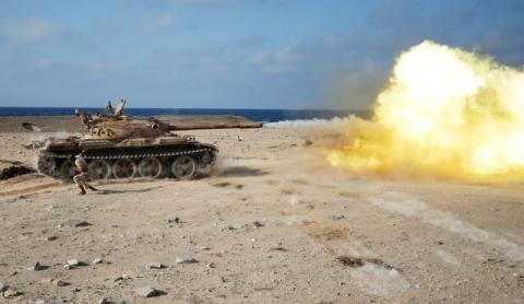 A fighter of Libyan forces allied with the U.N.-backed government fires a shell with Soviet made T-55 tank at Islamic State fighters in Sirte, Libya, August 2, 2016. PHOTO BY REUTERS/Goran Tomasevic