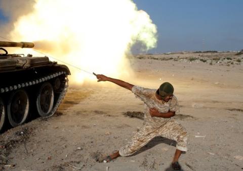 A fighter of Libyan forces allied with the U.N.-backed government fires a shell with Soviet made T-55 tank at Islamic State fighters in Sirte, Libya, August 2, 2016. PHOTO BY REUTERS/Goran Tomasevic