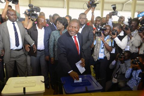 Frelimo presidential candidate Filipe Nyusi casts his ballot in the general election at a secondary school in Maputo, October 15, 2014. PHOTO BY REUTERS/Grant Lee Neuenburg