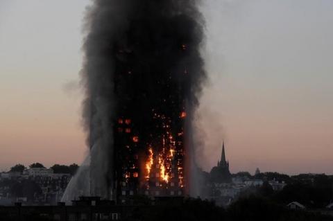 Flames and smoke billow as firefighters deal with a serious fire in the Grenfell Tower apartment block at Latimer Road in West London, Britain, June 14, 2017. PHOTO BY REUTERS/Toby Melville