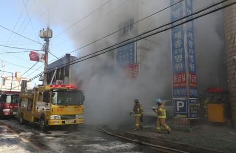 Smoke rises from a burning hospital in Miryang, South Korea, January 26, 2018. PHOTO BY REUTERS/Kim Dong-min/Yonhap 