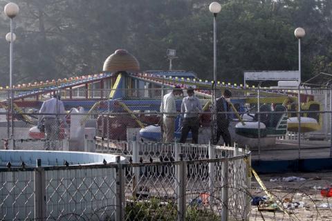 Forensic officers look for evidence at the site of a blast that happened outside a public park on Sunday, in Lahore, Pakistan, March 28, 2016. PHOTO BY REUTERS/Mohsin Raza