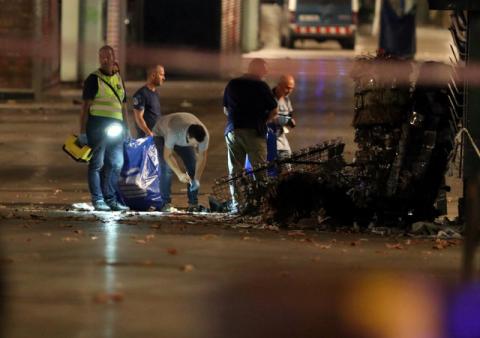 Forensic police officers search for clues near the area where a van crashed into pedestrians at Las Ramblas in Barcelona, Spain, August 18, 2017. PHOTO BY REUTERS/Sergio Perez