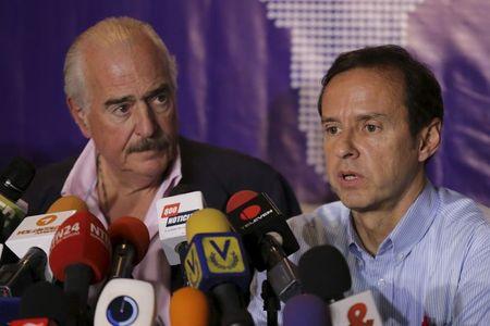 Bolivia's former president Jorge Quiroga (R) speaks next to Colombia's former president Andres Pastrana during a news conference in Caracas, May 28, 2015. PHOTO BY REUTERS/Marco Bello