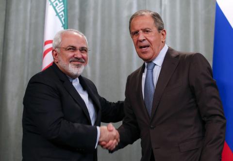 Iranian Foreign Minister Mohammad Javad Zarif (L) and his Russian counterpart Sergei Lavrov shake hands as they attend a news conference in Moscow