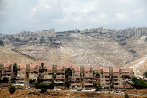 Houses are seen in the West Bank Jewish settlement of Maale Adumim as the Palestinian village of Al-Eizariya is seen in the background, May 24, 2016. PHOTO BY REUTERS/Baz Ratner