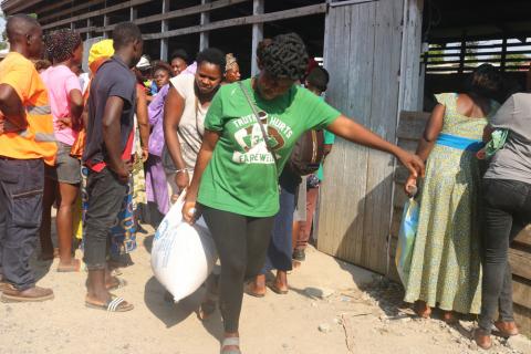 People displaced by a separatist conflict in western Cameron receive a food distribution in Douala, Cameroon, November 12, 2018. PHOTO BY Thomson Reuters Foundation/Stringer