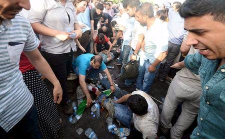 Injured people get first aid after an explosion during an election rally of pro-Kurdish Peoples' Democratic Party (HDP) in Diyarbakir, Turkey, June 5, 2015. PHOTO BY REUTERS/Stringer