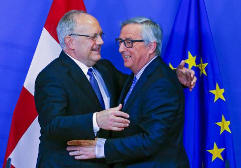 Swiss President Johann Schneider-Ammann (L) is welcomed by European Commission President Jean-Claude Juncker ahead of a meeting at the European Commission headquarters in Brussels, Belgium, January 15, 2016. PHOTO BY REUTERS/Yves Herman